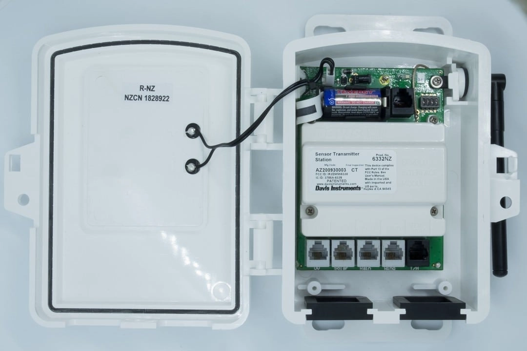 Wireless Transmitter Station (NZ), solar powered
